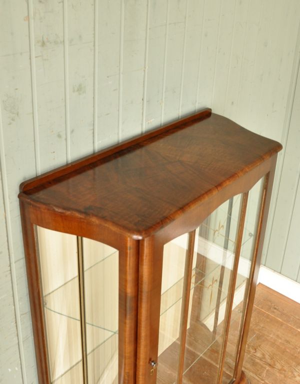 アンティーク家具 英国スタイルの上品なアンティークのガラスキャビネット。天板もピカピカにお直ししました。(m-379-f)