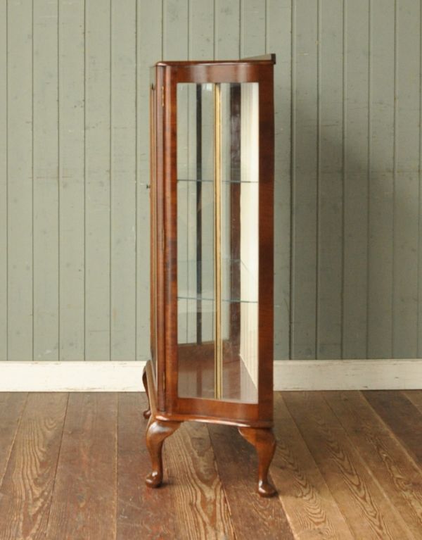 アンティーク家具 英国スタイルの上品なアンティークのガラスキャビネット。サイドもガラスなので、どこから見ても美しいです!しっかり作られているので、安心してお使いいただけます。(m-379-f)