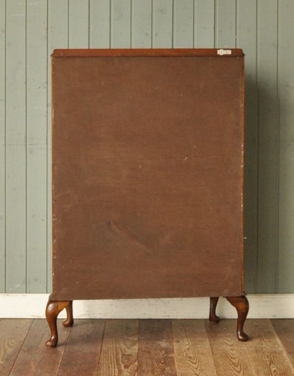 アンティーク家具 英国スタイルの上品なアンティークのガラスキャビネット。キチンとメンテナンスしてあるので、裏側もキレイです。(m-379-f)