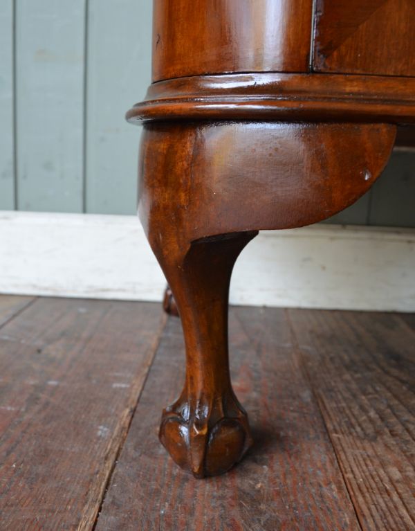 アンティーク家具　ヨーロッパのアンティーク家具、キレイなガラスキャビネット。安定感のある脚がしっかり支えます。(m-380-f)