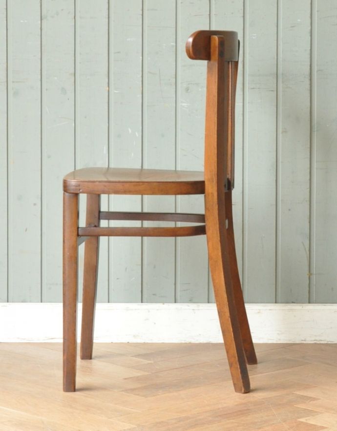 ベントウッドチェア　アンティーク チェア　英国で出会ったベントウッドチェア、ヨーロッパのカフェでお馴染みのアンティーク。背もたれのしなやかな曲線は背中を優しく包み込んでくれます。(m-381-c)