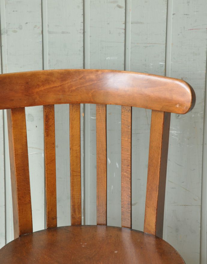 ベントウッドチェア　アンティーク チェア　英国で出会ったベントウッドチェア、ヨーロッパのカフェでお馴染みのアンティーク。背もたれが低いところが可愛いデザイン！背もたれのしなやかな曲線は背中を優しく包み込んでくれます。(m-381-c)