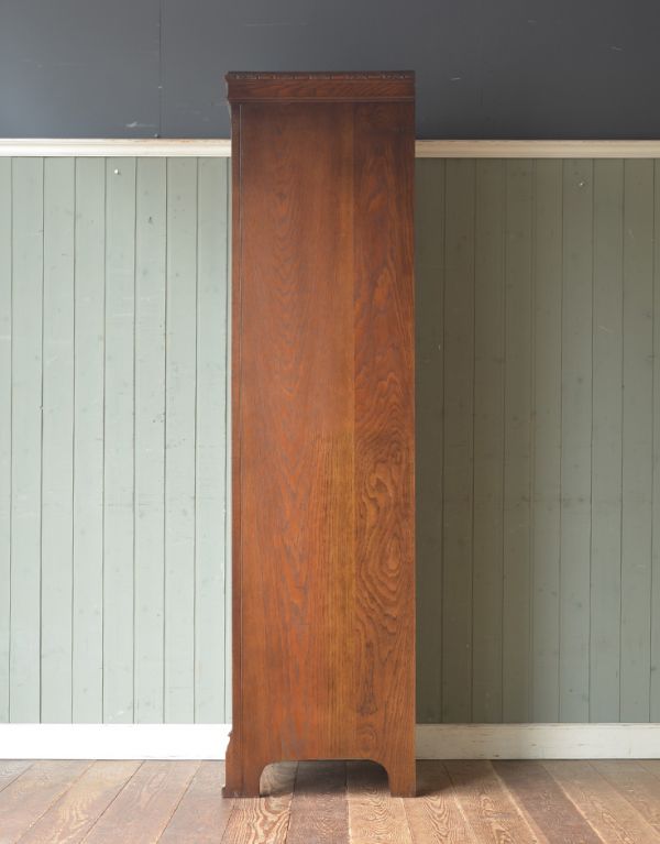 アンティーク家具　英国デザインのスマートなアンティーク家具、スリムサイズのホールローブ。横から見てもピカピカです。(m-381-f)