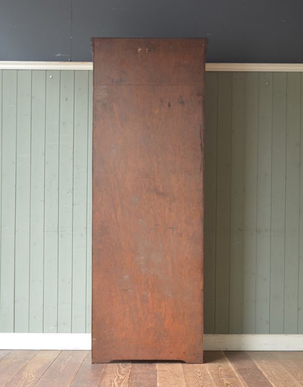 アンティーク家具　英国デザインのスマートなアンティーク家具、スリムサイズのホールローブ。専門の職人によってお直ししていますが、アンティークは新品ではありません。(m-381-f)