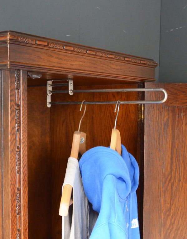 アンティーク家具　英国デザインのスマートなアンティーク家具、スリムサイズのホールローブ。ハンガー掛けはこのようになっています。(m-381-f)