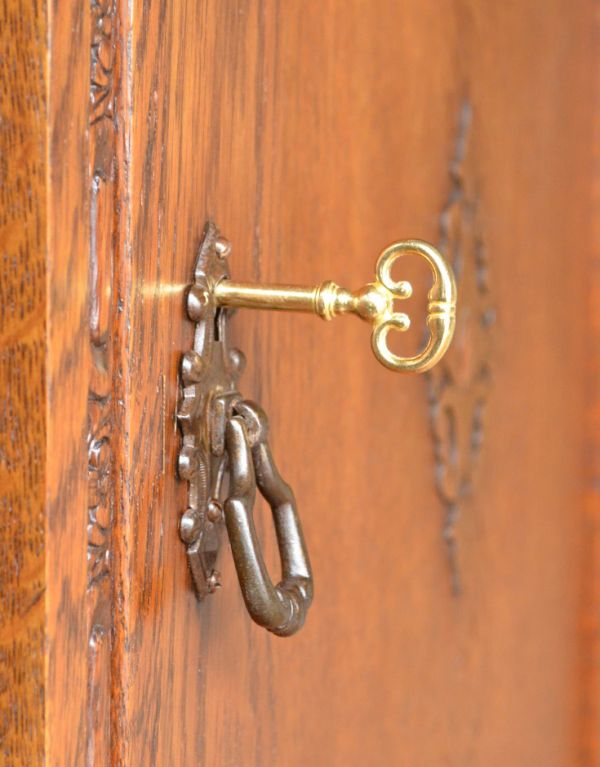 アンティーク家具　英国デザインのスマートなアンティーク家具、スリムサイズのホールローブ。重厚感のあるリングタイプの取っ手です。(m-381-f)