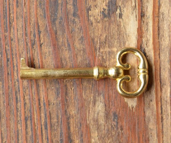 アンティーク家具　英国デザインのスマートなアンティーク家具、スリムサイズのホールローブ。アンティークの鍵です。(m-381-f)