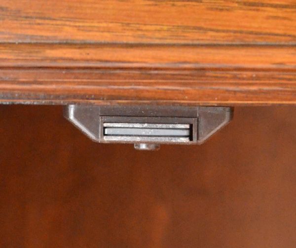 アンティーク家具　英国デザインのスマートなアンティーク家具、スリムサイズのホールローブ。マグネットが付けてあるので、開閉がスムーズです。(m-381-f)