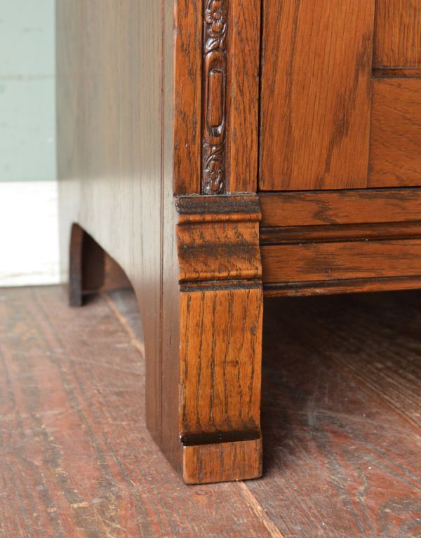 アンティーク家具　英国デザインのスマートなアンティーク家具、スリムサイズのホールローブ。安定感のある脚がしっかり支えます。(m-381-f)