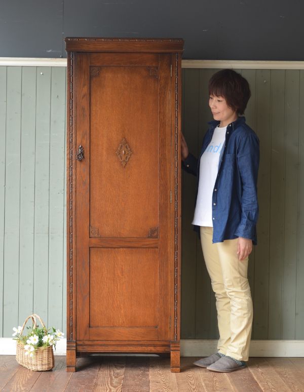 アンティーク家具　英国デザインのスマートなアンティーク家具、スリムサイズのホールローブ。コートなど丈の長いものも安心してしまえます。(m-381-f)