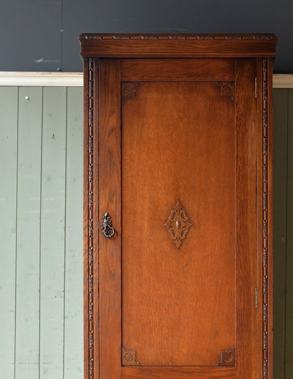 アンティーク家具　英国デザインのスマートなアンティーク家具、スリムサイズのホールローブ。外国製のワードローブは装飾があちこちにあるので、絵になるアイテム。(m-381-f)