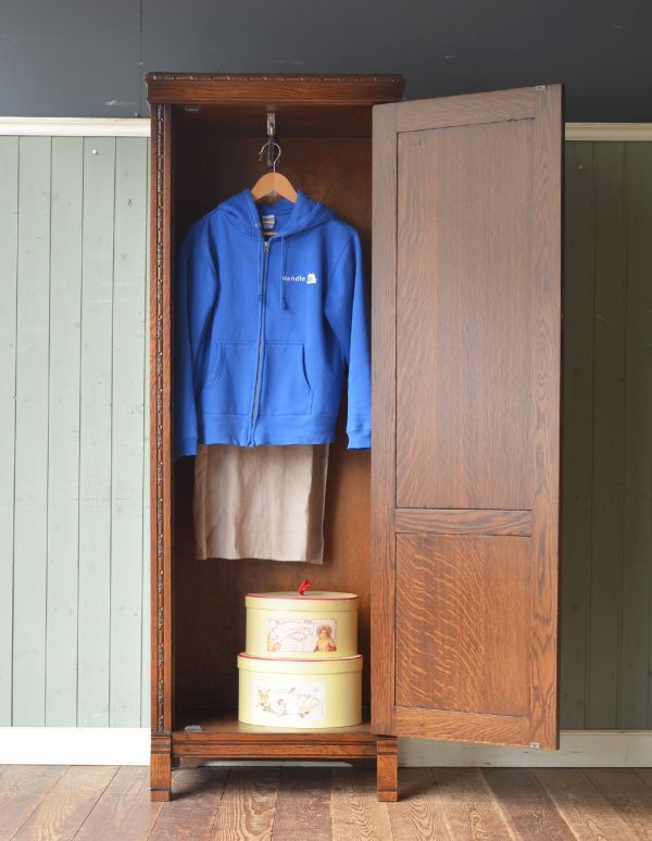 アンティーク家具　英国デザインのスマートなアンティーク家具、スリムサイズのホールローブ。中もキレイにお直ししてありますので、何でも入れていただけます。(m-381-f)