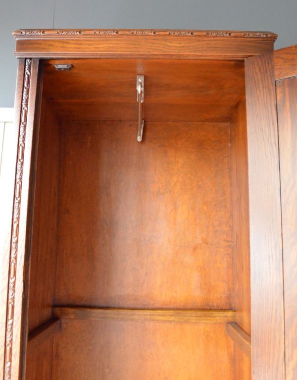 アンティーク家具　英国デザインのスマートなアンティーク家具、スリムサイズのホールローブ。扉の中もボディと同じ色味で明るく仕上がっています。(m-381-f)