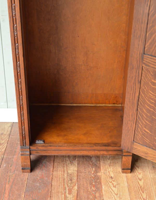 アンティーク家具　英国デザインのスマートなアンティーク家具、スリムサイズのホールローブ。広々としているので、防災グッズなども収納できます。(m-381-f)