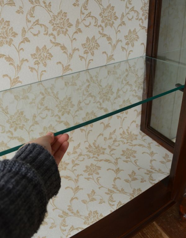 アンティークのキャビネット　アンティーク家具　エレガントなアンティーク家具、英国デザインのガラスキャビネット。ガラスの棚板は可動です。(m-383-f)