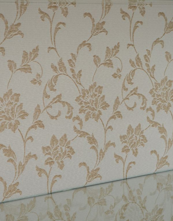 アンティークのキャビネット　アンティーク家具　エレガントなアンティーク家具、英国デザインのガラスキャビネット。並べた食器やお気に入りのアイテムを盛り上げてくれるような華やかな生地に新しく張り替えました。(m-383-f)