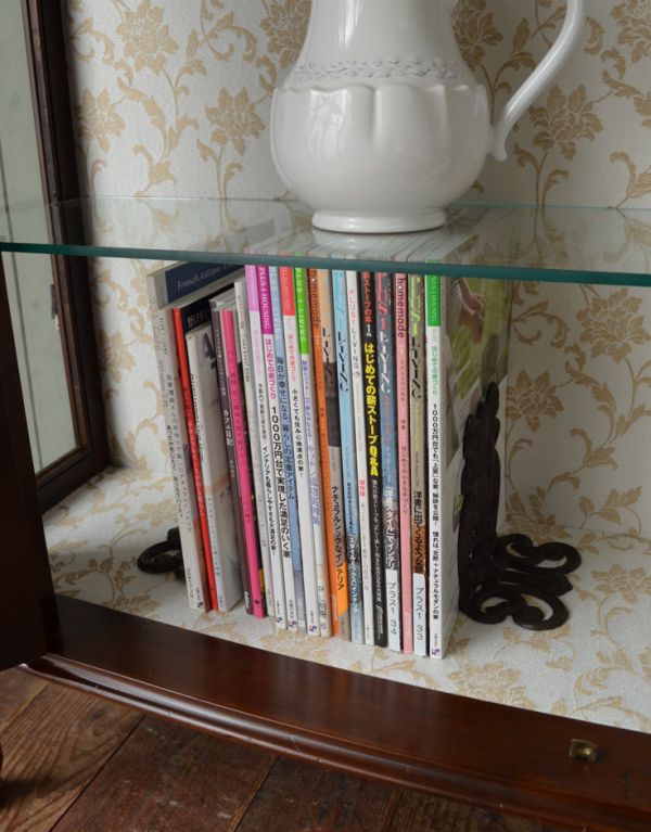 アンティークのキャビネット　アンティーク家具　エレガントなアンティーク家具、英国デザインのガラスキャビネット。キレイに修復してありますので、いろんなものを収納して下さい。(m-383-f)