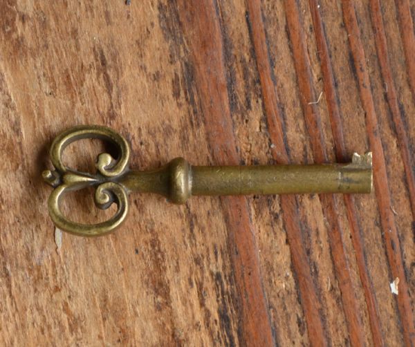 アンティークのキャビネット　アンティーク家具　エレガントなアンティーク家具、英国デザインのガラスキャビネット。アンティークの可愛い鍵です。(m-383-f)