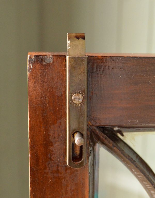 アンティークのキャビネット　アンティーク家具　エレガントなアンティーク家具、英国デザインのガラスキャビネット。扉にはストッパーがついています。(m-383-f)