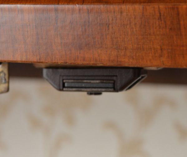 アンティークのキャビネット　アンティーク家具　エレガントなアンティーク家具、英国デザインのガラスキャビネット。マグネットが付いているので、開け閉めがスムーズです。(m-383-f)