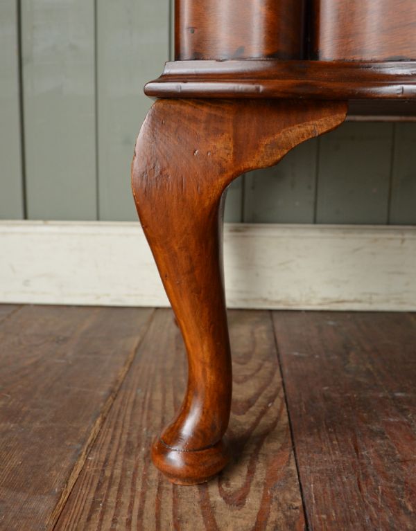 アンティークのキャビネット　アンティーク家具　エレガントなアンティーク家具、英国デザインのガラスキャビネット。安定感のある脚がしっかり支えます。(m-383-f)