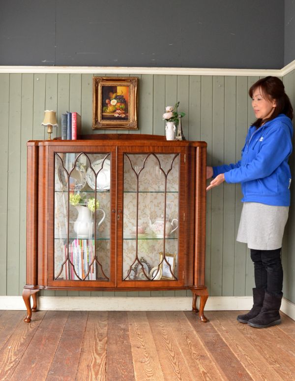 アンティークのキャビネット　アンティーク家具　エレガントなアンティーク家具、英国デザインのガラスキャビネット。ショーケースのように、お気に入りの雑貨や食器を並べてみましょう。(m-383-f)