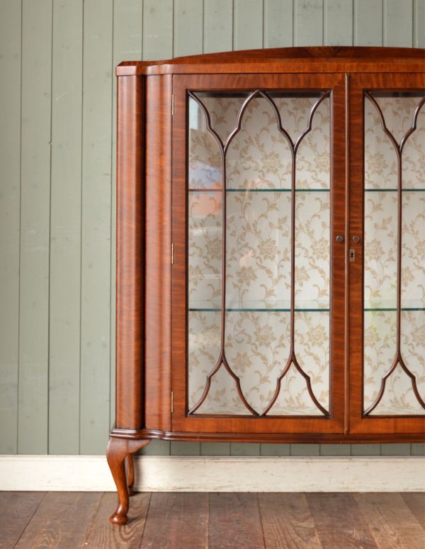 アンティークのキャビネット　アンティーク家具　エレガントなアンティーク家具、英国デザインのガラスキャビネット。リビングや寝室、玄関などで試してみてください。(m-383-f)