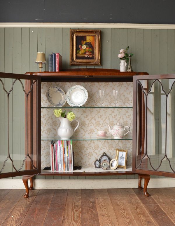 アンティークのキャビネット　アンティーク家具　エレガントなアンティーク家具、英国デザインのガラスキャビネット。３段あります。(m-383-f)