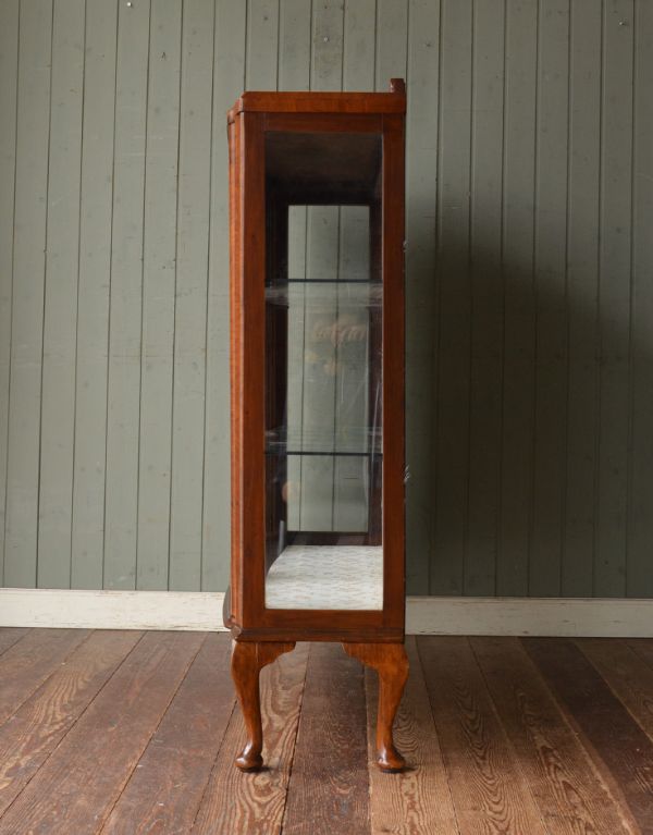 アンティークのキャビネット　アンティーク家具　エレガントなアンティーク家具、英国デザインのガラスキャビネット。サイドもガラス貼りが涼しげでスッキリしています。(m-383-f)