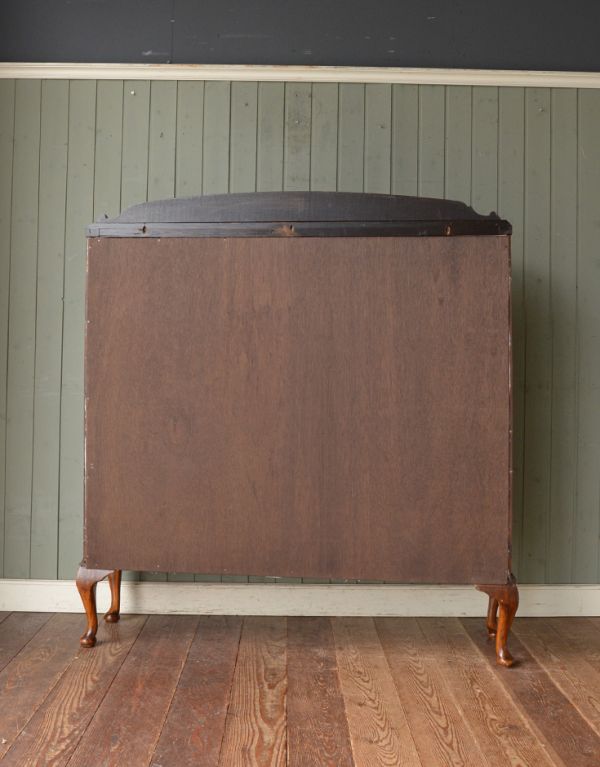 アンティークのキャビネット　アンティーク家具　エレガントなアンティーク家具、英国デザインのガラスキャビネット。キチンとメンテナンスしてあるので、裏側もキレイです。(m-383-f)