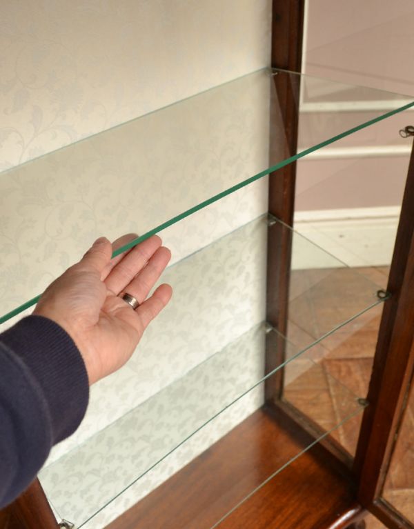 アンティークのキャビネット アンティーク家具 おしゃれな英国のアンティーク家具、ガラスキャビネット(飾り棚)。ガラスの棚板は可動です。(m-384-f)