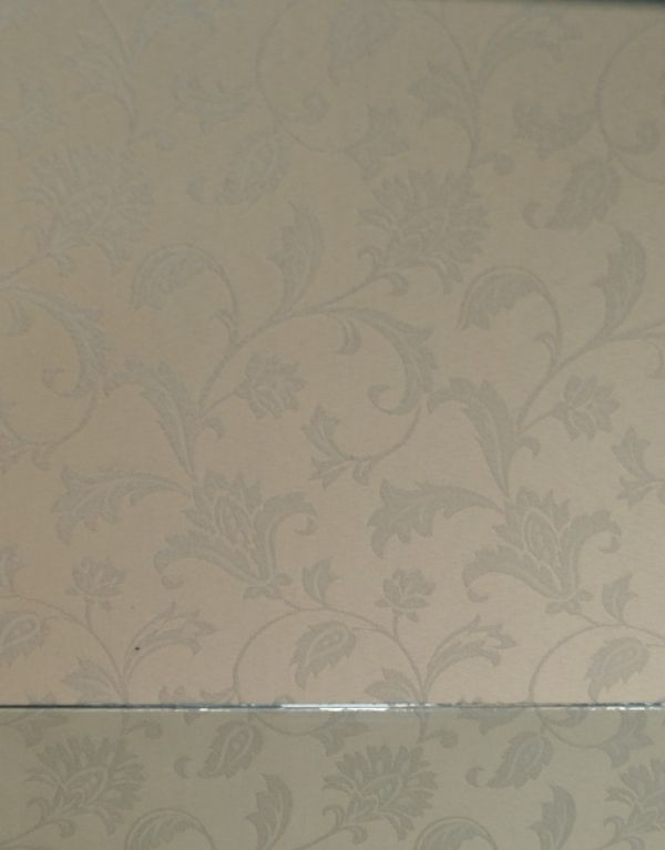 アンティークのキャビネット アンティーク家具 おしゃれな英国のアンティーク家具、ガラスキャビネット(飾り棚)。柄物の食器やお気に入りのアイテムが引き立つような生地になっています。(m-384-f)