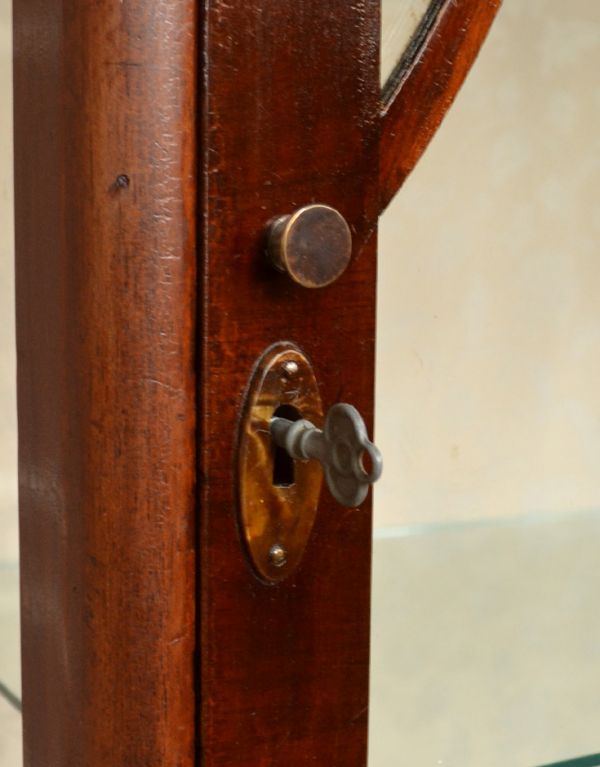 アンティークのキャビネット アンティーク家具 おしゃれな英国のアンティーク家具、ガラスキャビネット(飾り棚)。シンプルな取っ手が付いています。(m-384-f)