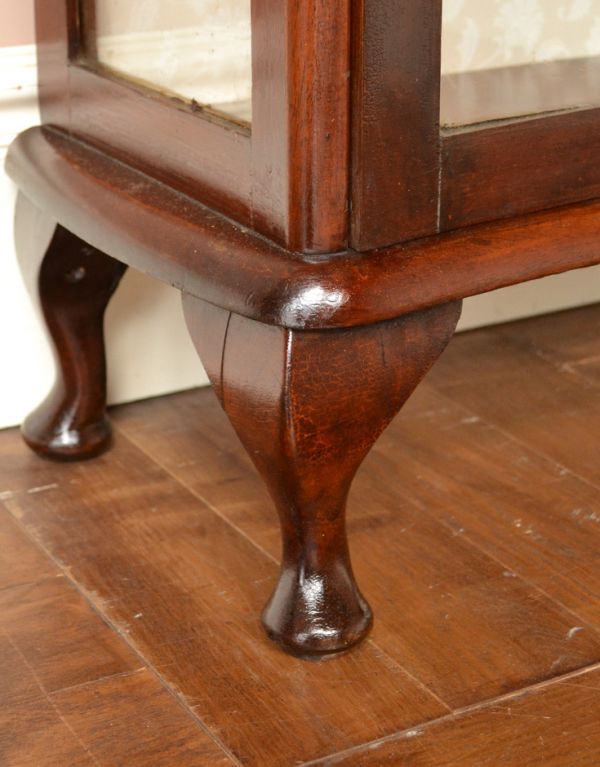 アンティークのキャビネット アンティーク家具 おしゃれな英国のアンティーク家具、ガラスキャビネット(飾り棚)。安定感のある脚がしっかり支えます。(m-384-f)