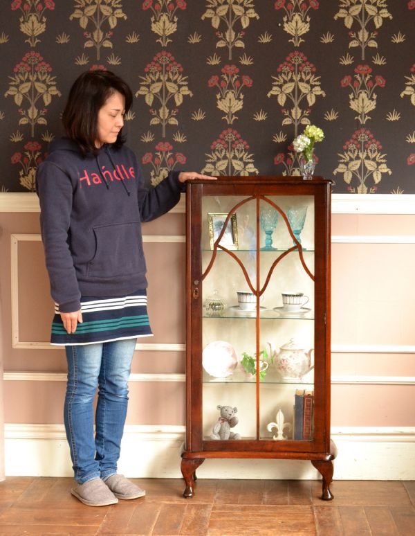 アンティークのキャビネット アンティーク家具 おしゃれな英国のアンティーク家具、ガラスキャビネット(飾り棚)。リビングや寝室、玄関などで試してみてください。(m-384-f)