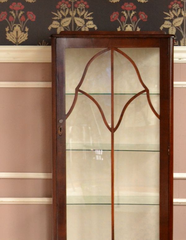 アンティークのキャビネット アンティーク家具 おしゃれな英国のアンティーク家具、ガラスキャビネット(飾り棚)。アンティークのガラスがキレイにはめ込んであります。(m-384-f)