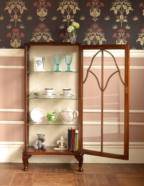アンティークのキャビネット アンティーク家具 おしゃれな英国のアンティーク家具、ガラスキャビネット(飾り棚)。食器や写真立て、本やDVDなどなど、たくさん飾ればディスプレイの幅が広がります!ガラスが大きいので、中に飾ったものがいい感じに見えてオシャレになります。(m-384-f)