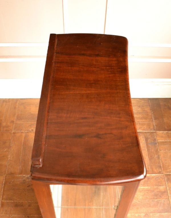 アンティークのキャビネット アンティーク家具 おしゃれな英国のアンティーク家具、ガラスキャビネット(飾り棚)。天板もピカピカにお直ししました。(m-384-f)