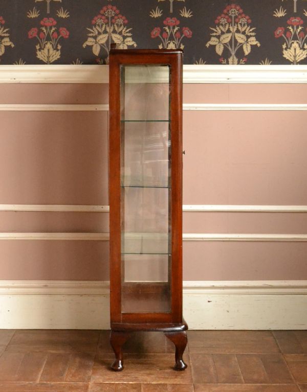 アンティークのキャビネット アンティーク家具 おしゃれな英国のアンティーク家具、ガラスキャビネット(飾り棚)。サイドもガラス貼りが涼しげでスッキリしています。(m-384-f)