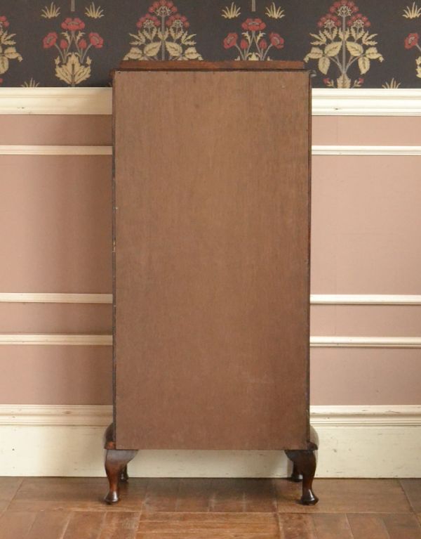 アンティークのキャビネット アンティーク家具 おしゃれな英国のアンティーク家具、ガラスキャビネット(飾り棚)。キチンとメンテナンスしてあるので、裏側もキレイです。(m-384-f)