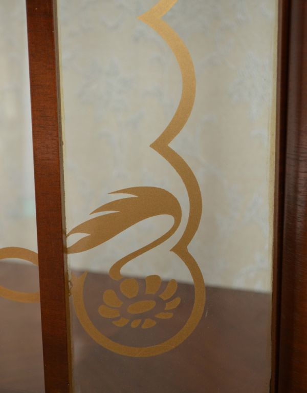 アンティーク家具　引き戸タイプのアンティーク英国家具、ガラスのショーケース（飾り棚）。ガラス面にはゴールドのラインで美しい模様が描かれています。(m-385-f)