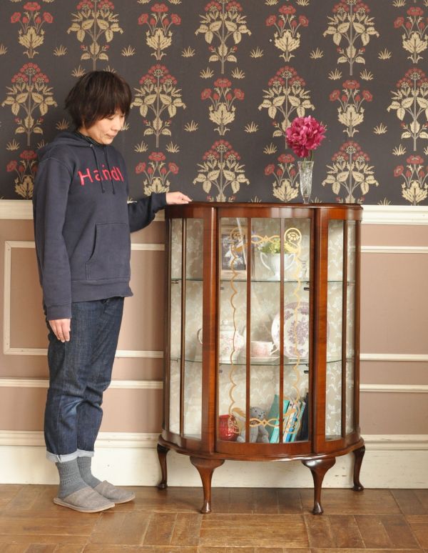 アンティーク家具　引き戸タイプのアンティーク英国家具、ガラスのショーケース（飾り棚）。どんなものを飾っても、素敵に見えてしまうキャビネット。(m-385-f)