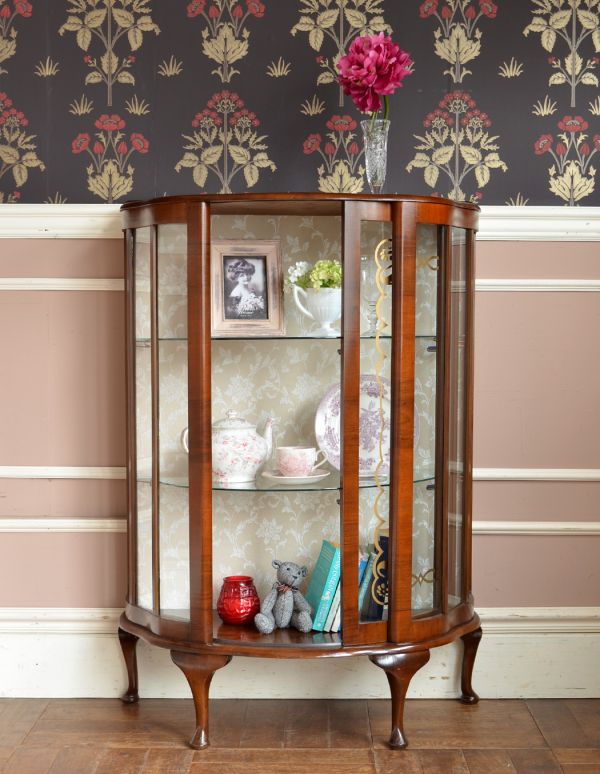 アンティーク家具　引き戸タイプのアンティーク英国家具、ガラスのショーケース（飾り棚）。１枚の扉なので、扉を開いたときも美しいです。(m-385-f)