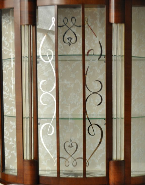 アンティークのキャビネット　アンティーク家具　アンティークの英国家具、輝くガラスキャビネット（飾り棚）。ガラスもアンティークならでは。(m-386-f)