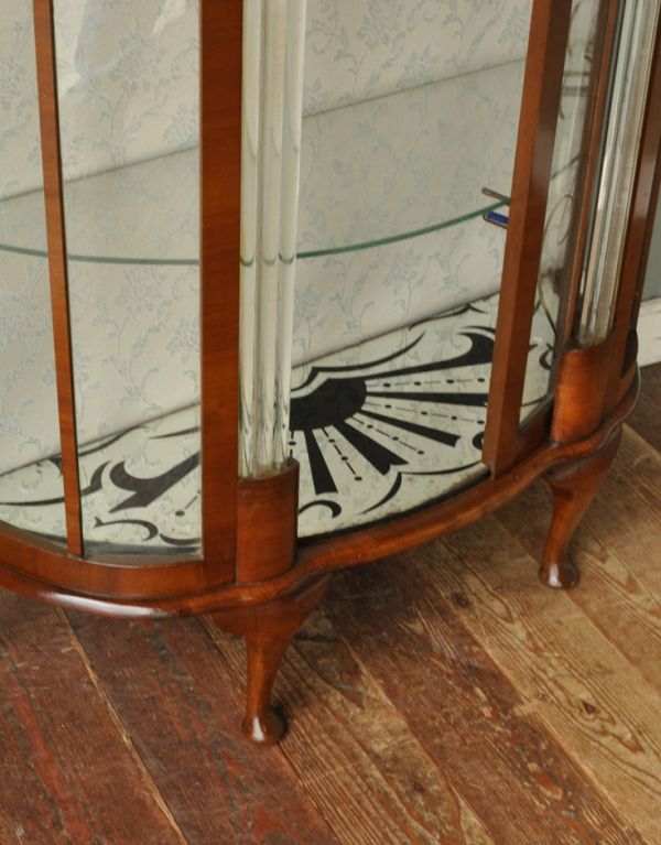アンティークのキャビネット　アンティーク家具　アンティークの英国家具、輝くガラスキャビネット（飾り棚）。キャビネットの底はガラス張りになっています。(m-386-f)