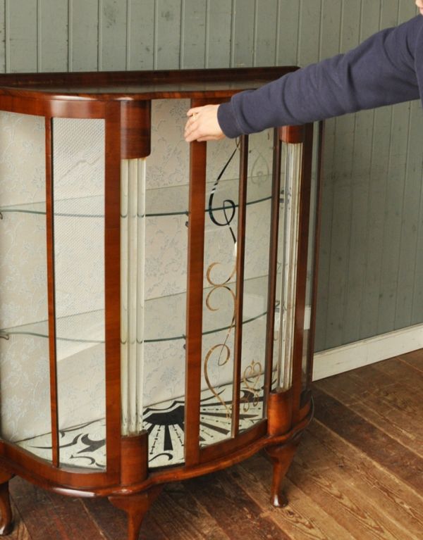 アンティークのキャビネット　アンティーク家具　アンティークの英国家具、輝くガラスキャビネット（飾り棚）。このキャビネットは、引き戸式の扉になっています。(m-386-f)