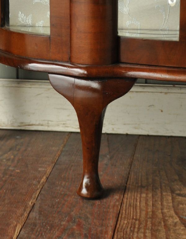 アンティークのキャビネット　アンティーク家具　アンティークの英国家具、輝くガラスキャビネット（飾り棚）。安定感のある脚がしっかり支えます。(m-386-f)