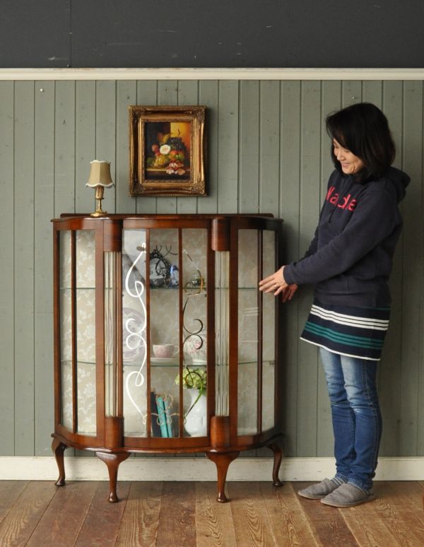 アンティークのキャビネット　アンティーク家具　アンティークの英国家具、輝くガラスキャビネット（飾り棚）。ショーケースのように、お気に入りの雑貨や食器を並べてみましょう。(m-386-f)
