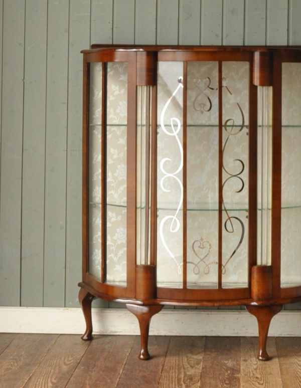 アンティークのキャビネット　アンティーク家具　アンティークの英国家具、輝くガラスキャビネット（飾り棚）。リビングや寝室、玄関などで試してみてください。(m-386-f)