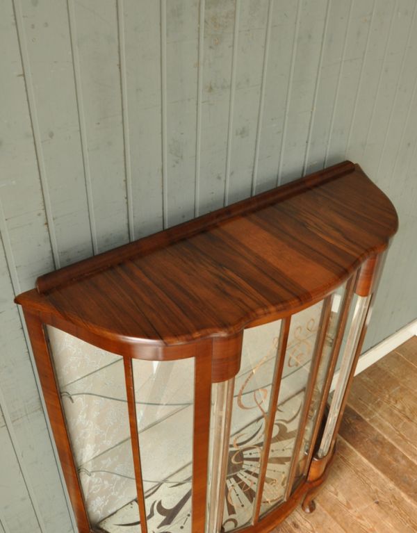 アンティークのキャビネット　アンティーク家具　アンティークの英国家具、輝くガラスキャビネット（飾り棚）。天板もピカピカにお直ししました。(m-386-f)